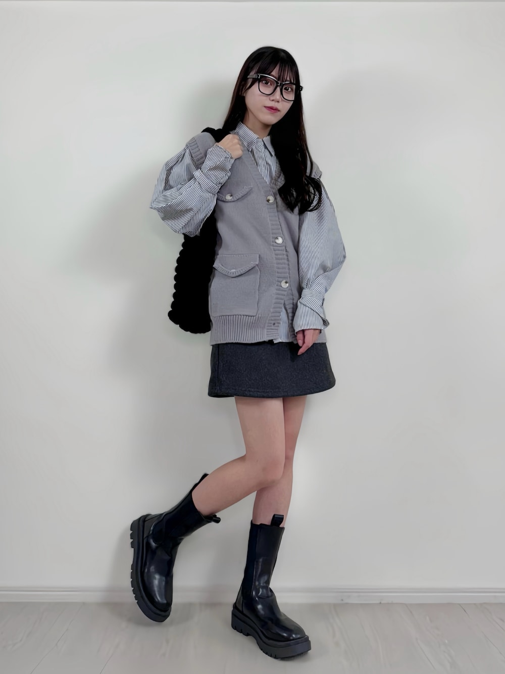 グレー系のベスト、グレー系のシャツ/ブラウス、グレー系のセットアップを着用したレディースの秋コーディネートの1枚目の写真