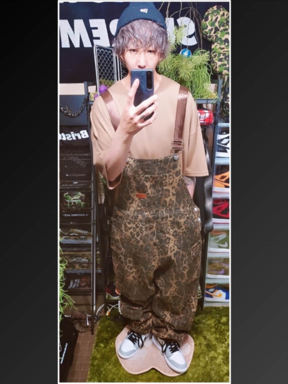 「秋っぽコーデ更新中、メンズファッション、お洒落さんとつながりたい、今日のコーデ、休日コーデ、プチプラ、ゆるコーデ、JORDAN1、ひょう柄、ヤンチャ、ストリート、ブラウン、ブラウンコーデ」｜「JORDAN BRANDのNIKE AIR JORDAN 1 MID 554724-092（スニーカー、グレー系）」を使った、keiekさん（メンズ・180cm）の秋コーディネートの1枚目の写真