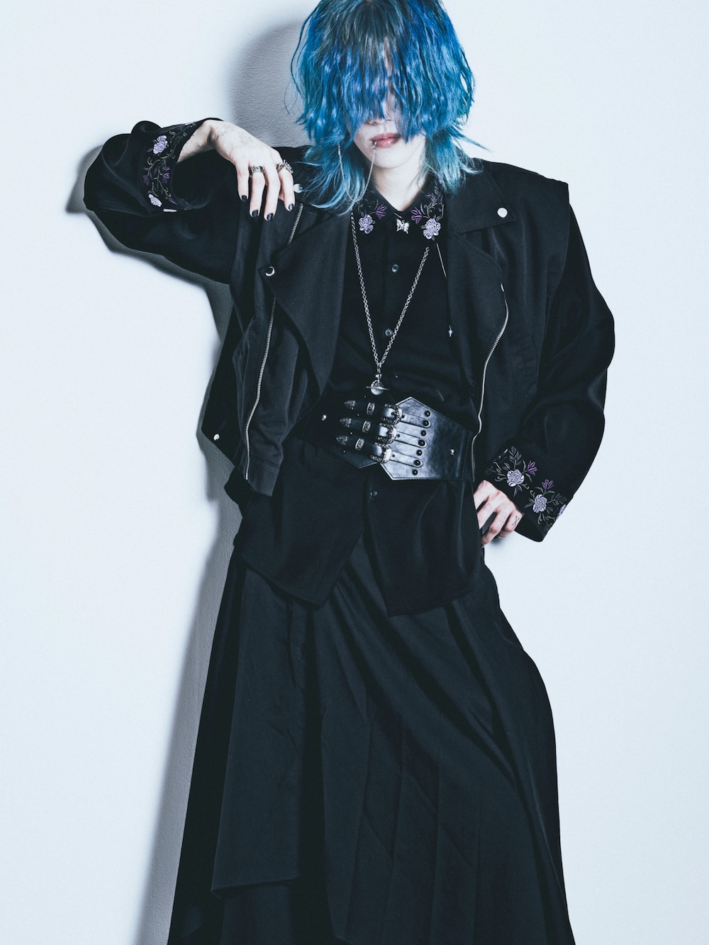 「オールブラック、モード系、HARE、Ellno Loset、モデル、被写体」｜「Ellno Losetのアソートベルトコルセット（ベルト、その他）」を使った、r1yu0714さん（骨格ウェーブ・メンズ・180cm）の春コーディネートの1枚目の写真