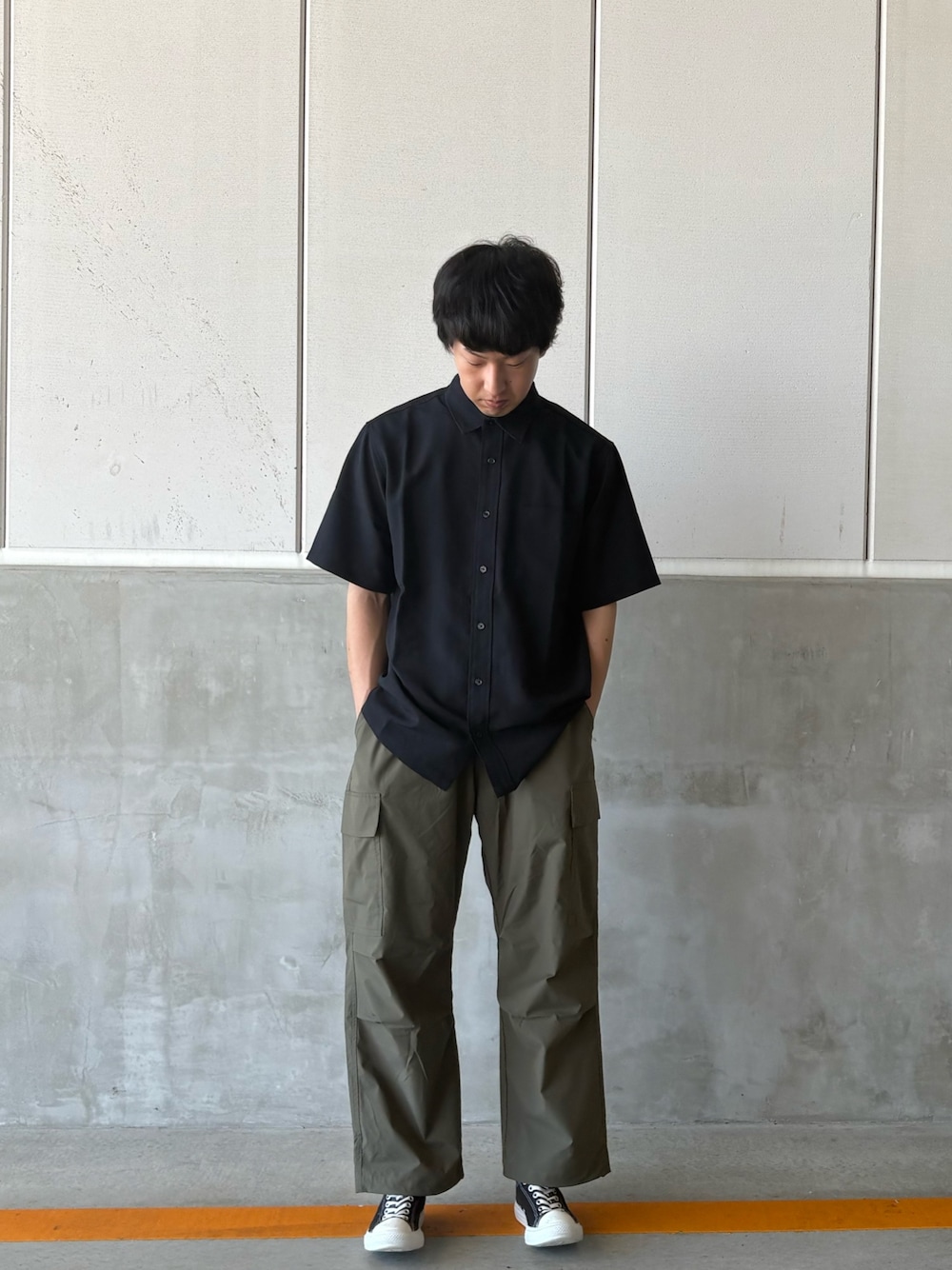 「夏、シンプルコーデ、メンズコーデ」｜「ITEMS URBANRESEARCHの『イージーケア/速乾/UVカット』『セットアップ対応』クイックドライリネンタッチ半袖シャツ（シャツ/ブラウス、ブラック系）」を使った、伊藤　憶斗さん（メンズ・173cm）の秋コーディネートの1枚目の写真