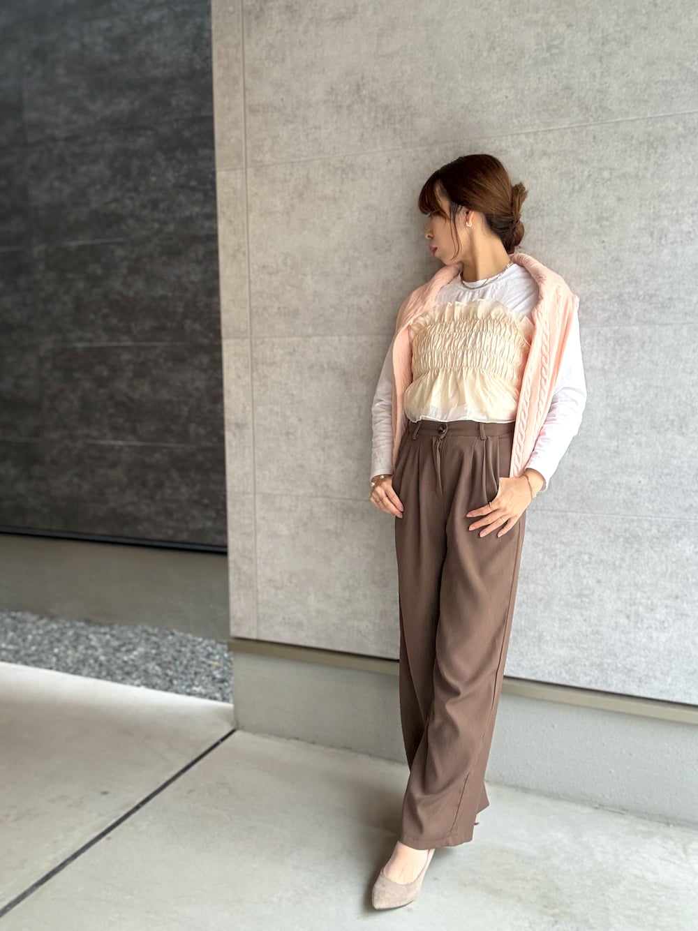 「スラックスパンツ、ユニクロ、DAZY、ガーリー、オフィススタイル、プチプラコーデ、30代、ピンクニット、ママコーデ、ビスチェ、骨格ウェーブ、ぽっちゃり」｜「UNIQLOのアイテム（スラックス、ブラウン系）」を使った、m1ck0さん（骨格ウェーブ・レディース・160cm）の秋コーディネートの1枚目の写真