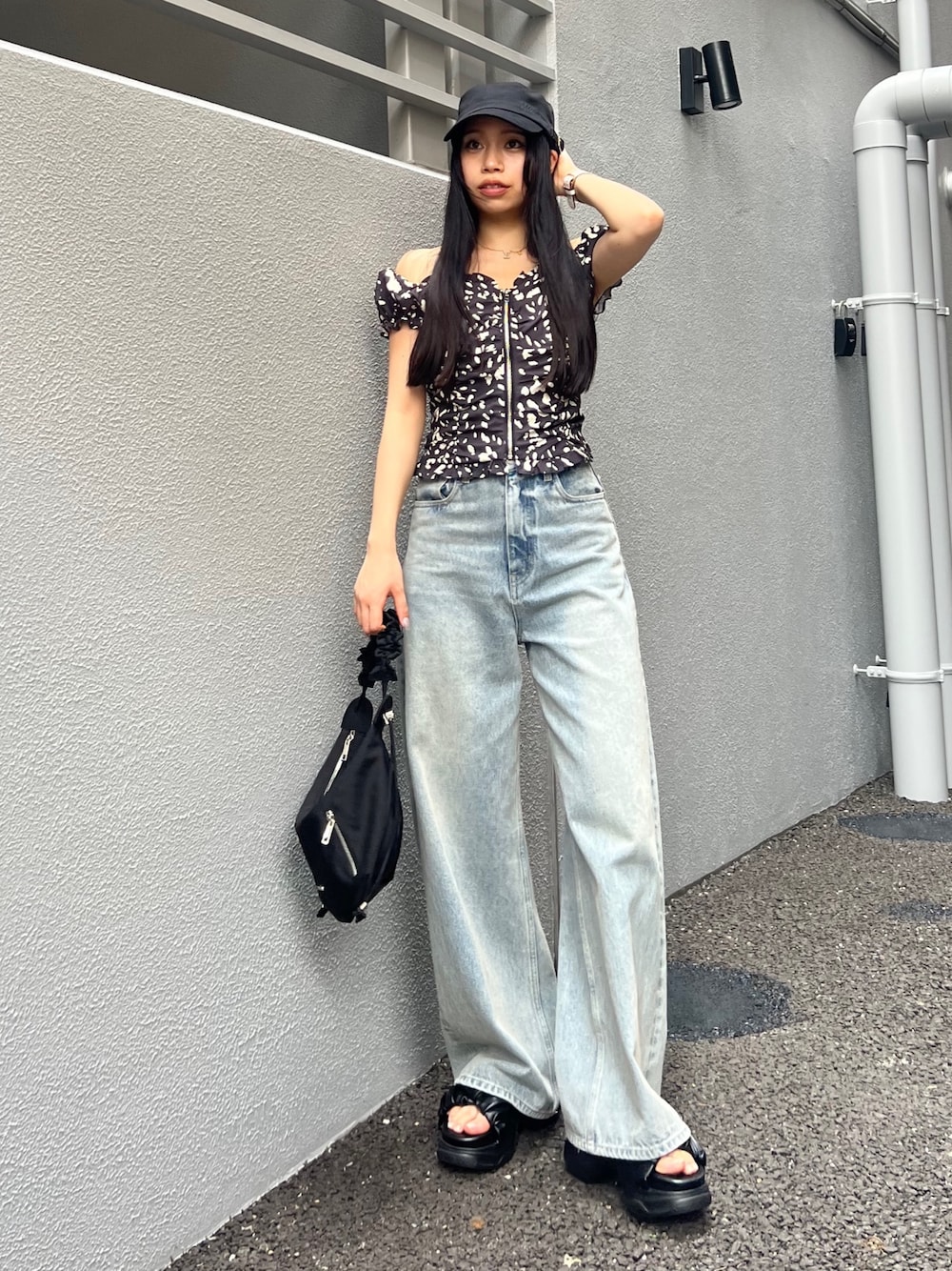 その他のシャツ/ブラウス、ブルー系のデニムパンツ、ブラック系のサンダルを着用したレディースの夏コーディネートの1枚目の写真