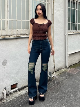 「EMODA（エモダ）のLACE POINT OFF SHOUKDER TOP（Tシャツ/カットソー、ブラウン系）」を使った、栗原あいりさん（レディース・162cm）の春コーディネート