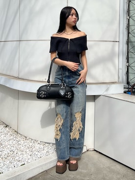 「EMODA（エモダ）のPLATING OFF SHOULDER KNIT（ニット/セーター、ブラック系）」を使った、栗原あいりさん（レディース・162cm）の春コーディネート