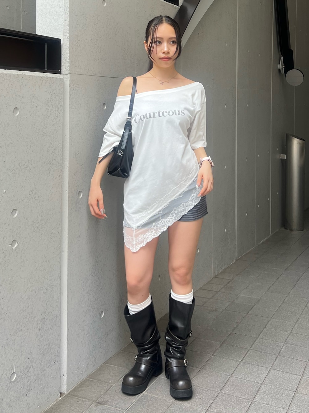 ホワイト系のTシャツ/カットソー、ブラック系のハンドバッグ、グレー系のその他パンツを着用したレディースの夏コーディネートの1枚目の写真