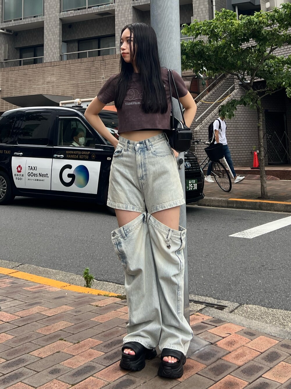 ブラウン系のTシャツ/カットソー、ブルー系のデニムパンツ、ブラック系のサンダルを着用したレディースの夏コーディネートの1枚目の写真