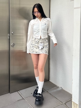 「EMODA（エモダ）のギャザーフロントスキッパーシャツ（シャツ/ブラウス、ホワイト系）」を使った、栗原あいりさん（レディース・161cm）の春コーディネート