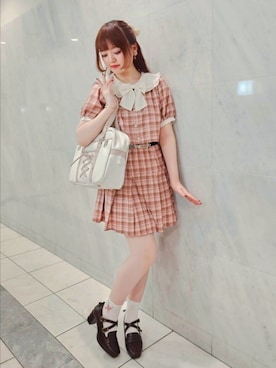 「axes femme POETIQUE（アクシーズファムポエティック）のバイカラードッキングミニＯＰ（ワンピース）」を使った、axes_staff_kurumiさん（レディース・159cm）の夏コーディネート