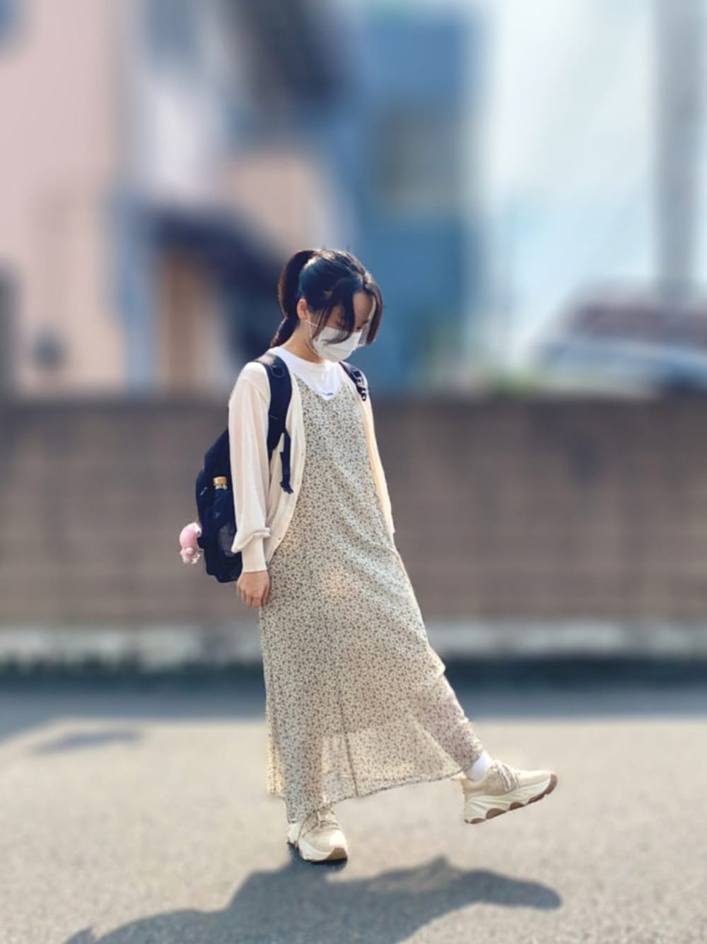 「おしゃれさんと繋がりたい、夏コーデ、キャミワンピ、スニーカー、earth music&ecology、たかあしあかりちゃん、moitytto、黒リュック、低身長コーデ、150cm」｜「INTER FACTORYのWEARISTA たかあしあかり × INTER FACTORY　メッシュポケットリュック（バックパック/リュック、ブラック系）」を使った、まゆさん（レディース・150cm）の夏コーディネートの1枚目の写真