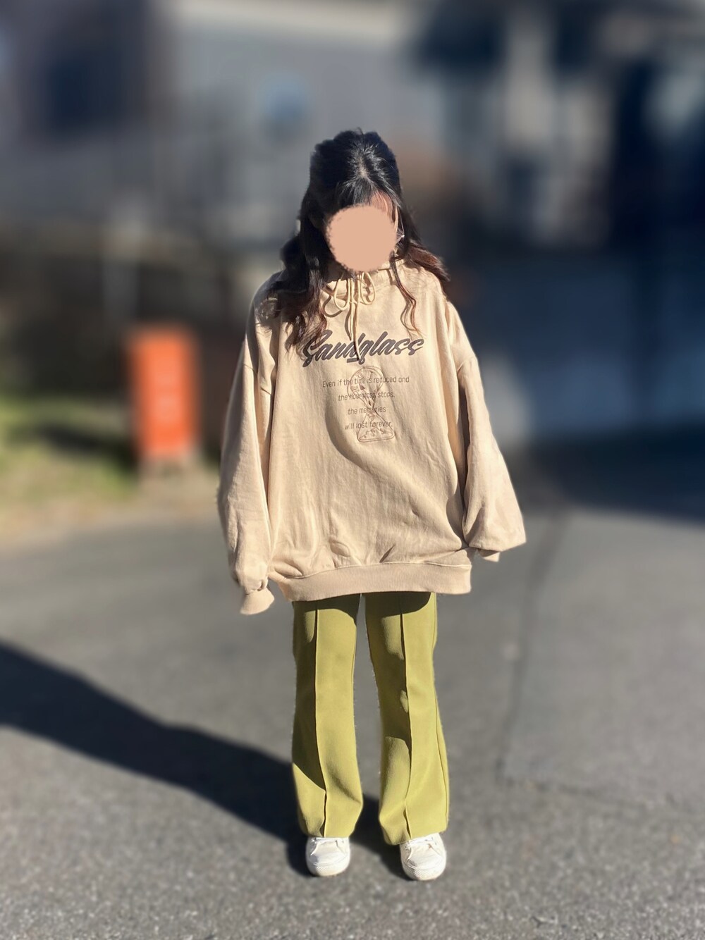 「シンプルコーデ、おしゃれさんと繋がりたい、着回しコーデ、カジュアル、プチプラ、低身長コーデ、低身長、センタープレスパンツ、ワイドパンツ、グリーン、ラフコーデ、150cm、sonyunara、earth music&ecology、冬コーデ」｜「SONAのアイテム（パーカー、ベージュ系）」を使った、まゆさん（レディース・150cm）の冬コーディネートの1枚目の写真