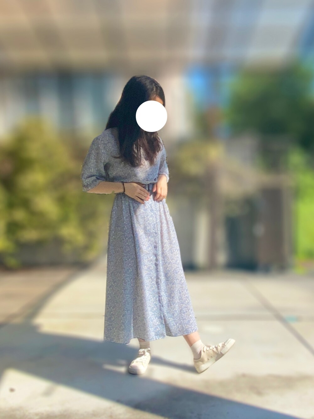 ブルー系のワンピース、ベージュ系のスニーカー、ホワイト系のソックス/靴下を着用したレディースの秋コーディネートの1枚目の写真