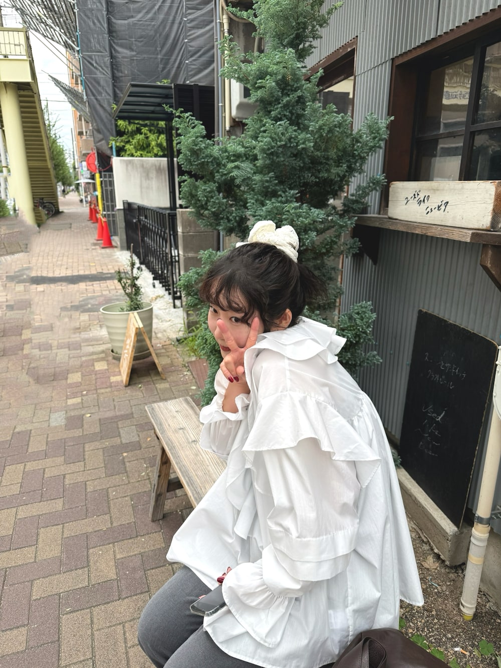 ホワイト系のシャツ/ブラウス、ホワイト系のシュシュを着用したレディースの秋コーディネートの1枚目の写真