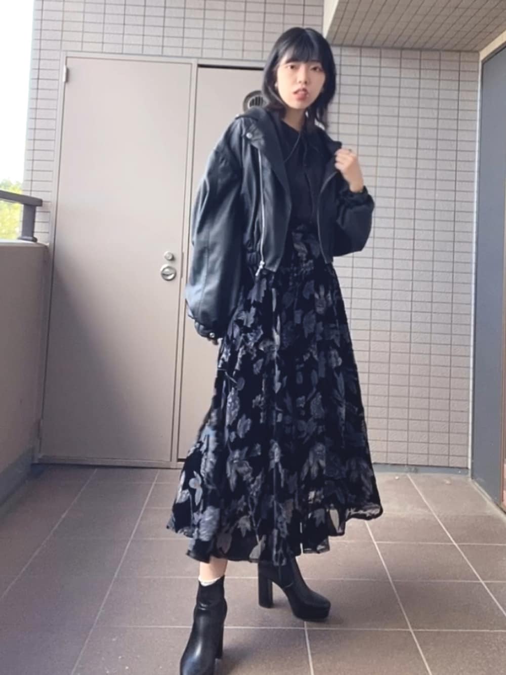 「スカート、ブラック、ワントーンコーデ、ライダース、花柄、ブラックコーデ、花柄スカート、秋コーデ、秋冬コーデ、オトナ女子」｜「RANDAのベロアオパールフラワースカート（スカート、ブルー系）」を使った、神咲有希乃さん（レディース・162cm）の秋コーディネートの1枚目の写真