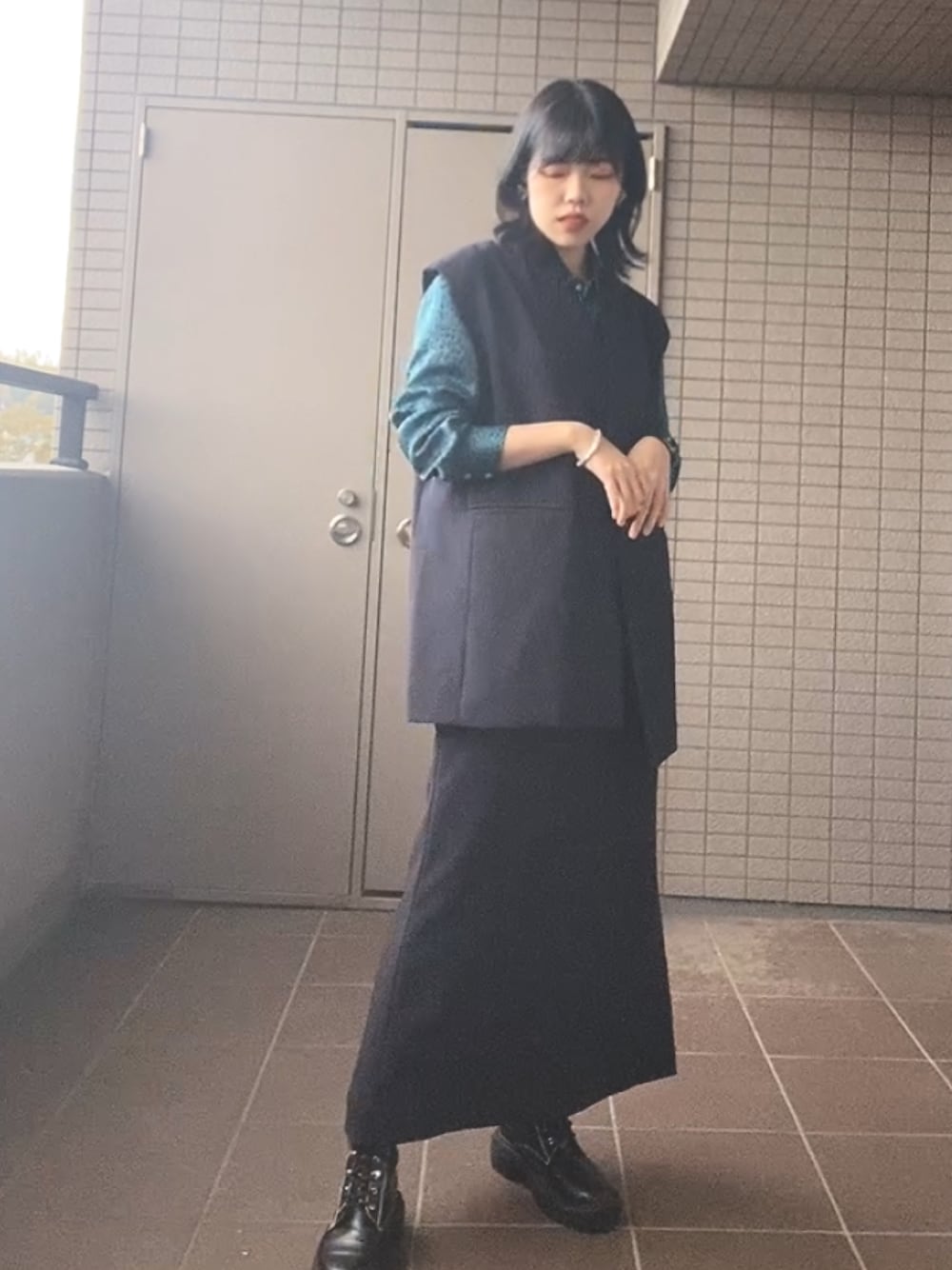 「春コーデ、春、セットアップ、柄シャツ、シャツスタイル、シャツ、ZARA、ベスト、スカート、タイトスカート、ロングスカート、ブーツ、RANDA」｜「AmeriのOTONA WRAP VEST SET UP DRESS（ワンピース、ブルー系）」を使った、神咲有希乃さん（レディース・162cm）の春コーディネートの1枚目の写真