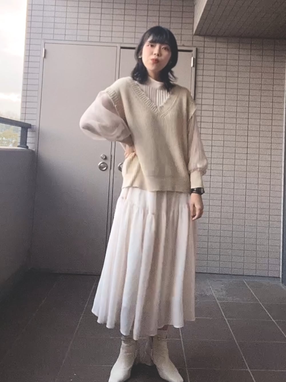 「ワントーンコーデ、お出かけコーデ、シンプル、大人ガーリー、ガーリー、ベージュ、スカートスタイル、ロングスカート、ワンピース、ベスト、ホワイト、ブーツ」｜「RANDAのニットトップスセットシフォンワンピース（ワンピース、ホワイト系）」を使った、神咲有希乃さん（レディース・162cm）の冬コーディネートの1枚目の写真