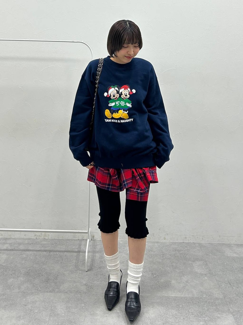 ブラック系のローファー、ブラック系のバックパック/リュック、ブルー系のスウェットを着用したレディースの秋コーディネートの1枚目の写真