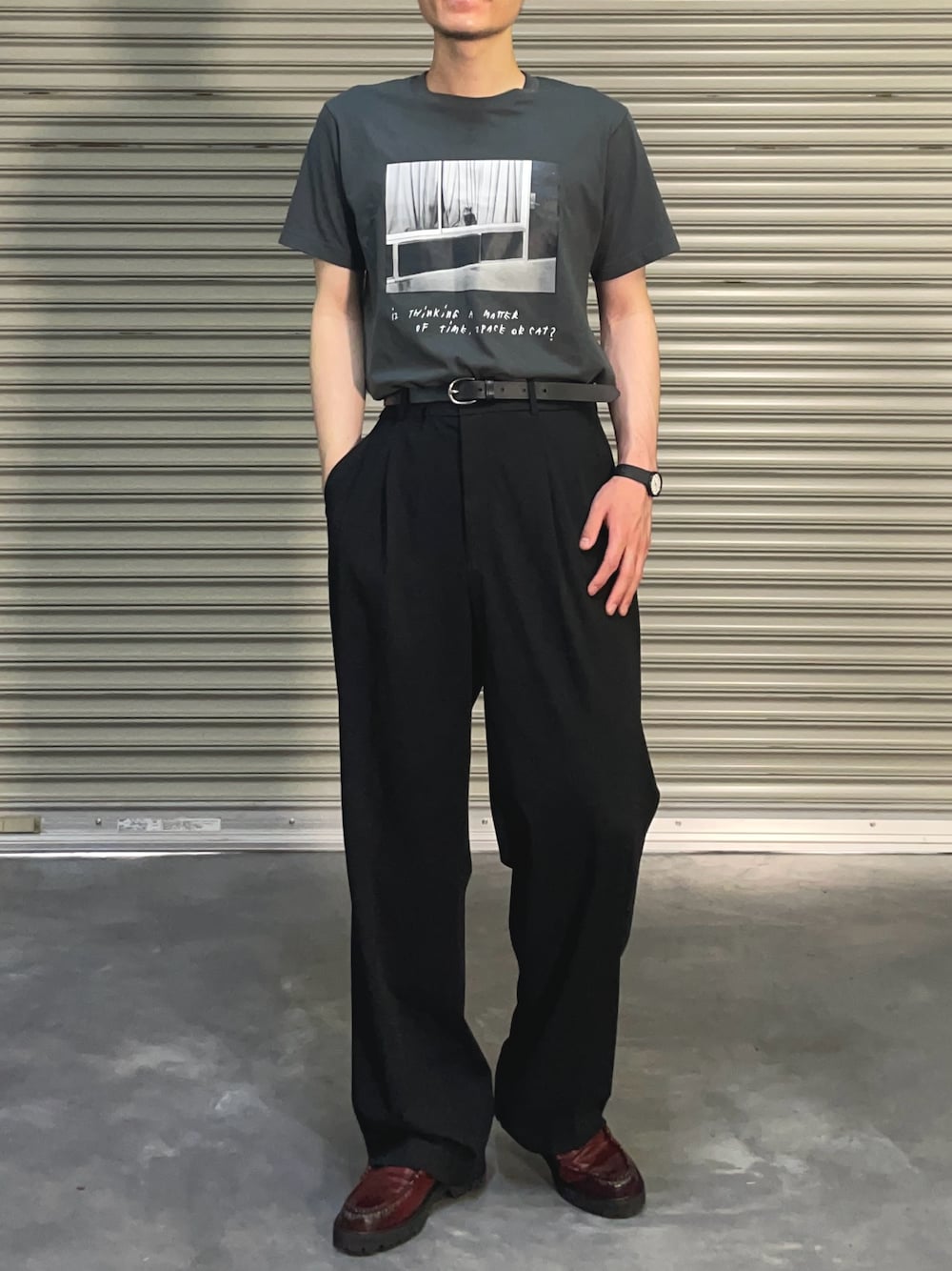 「UNIQLO、ユニクロ、UT、きれいめカジュアル、大人カジュアル、カジュアル、ワイドパンツ、Tシャツ、グラフィックＴ、シンプルコーデ、シンプル」｜「UNIQLOのアイテム（Tシャツ/カットソー、グレー系）」を使った、あら👤全身ユニクロさん（メンズ・176cm）の夏コーディネートの1枚目の写真