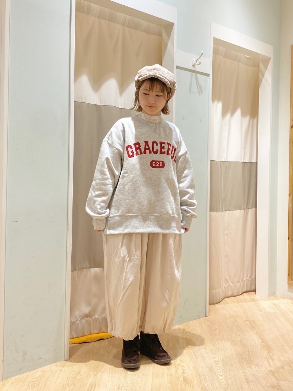 ホワイト系のTシャツ/カットソー、ホワイト系のその他パンツ、ブラウン系のブーツを着用したレディースの秋コーディネートの1枚目の写真