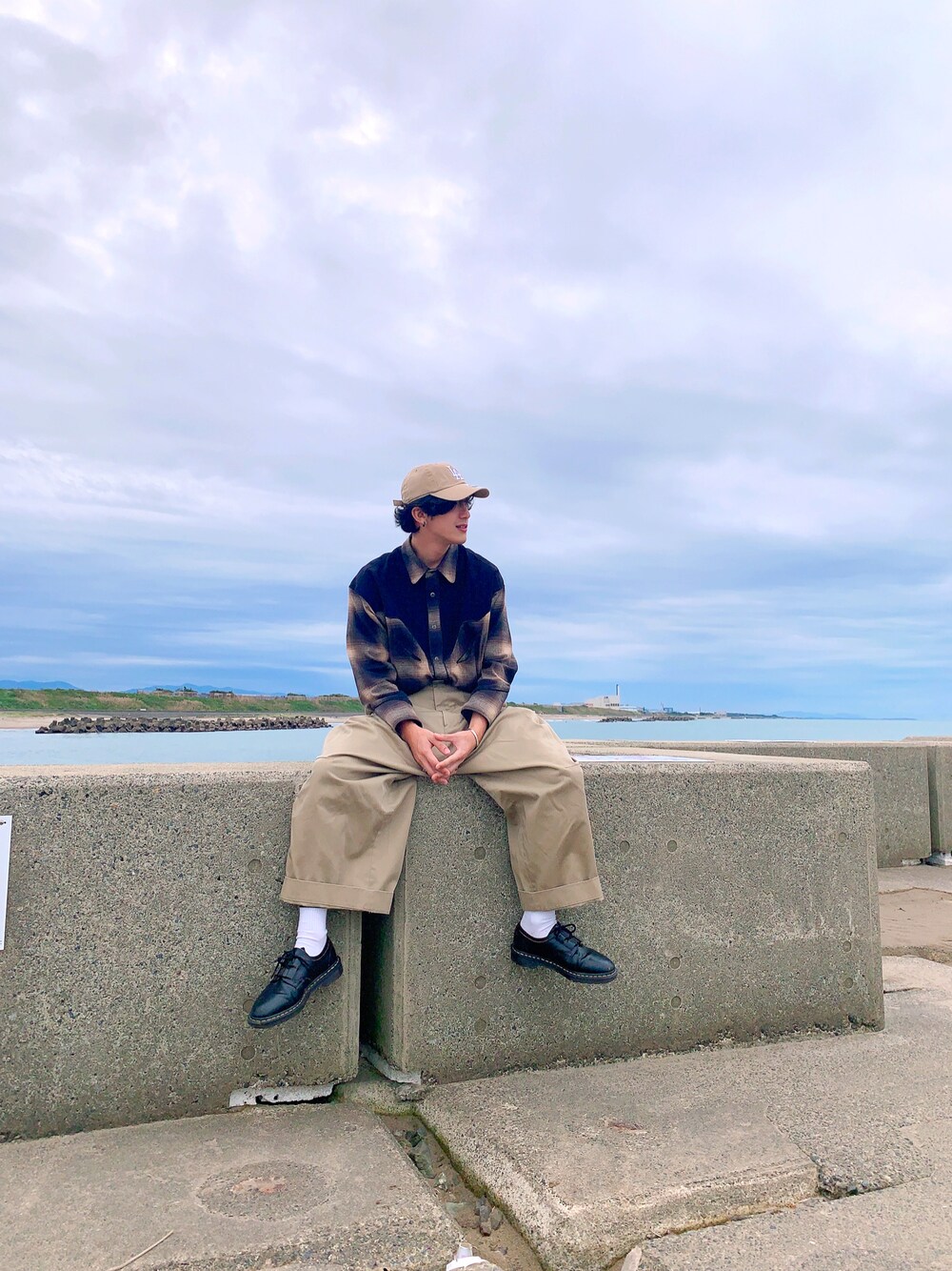 「Dr. Martensのアイテム（ブーティ、ブラック系）」を使った、zackozyさん（メンズ・174cm）の秋コーディネートの1枚目の写真