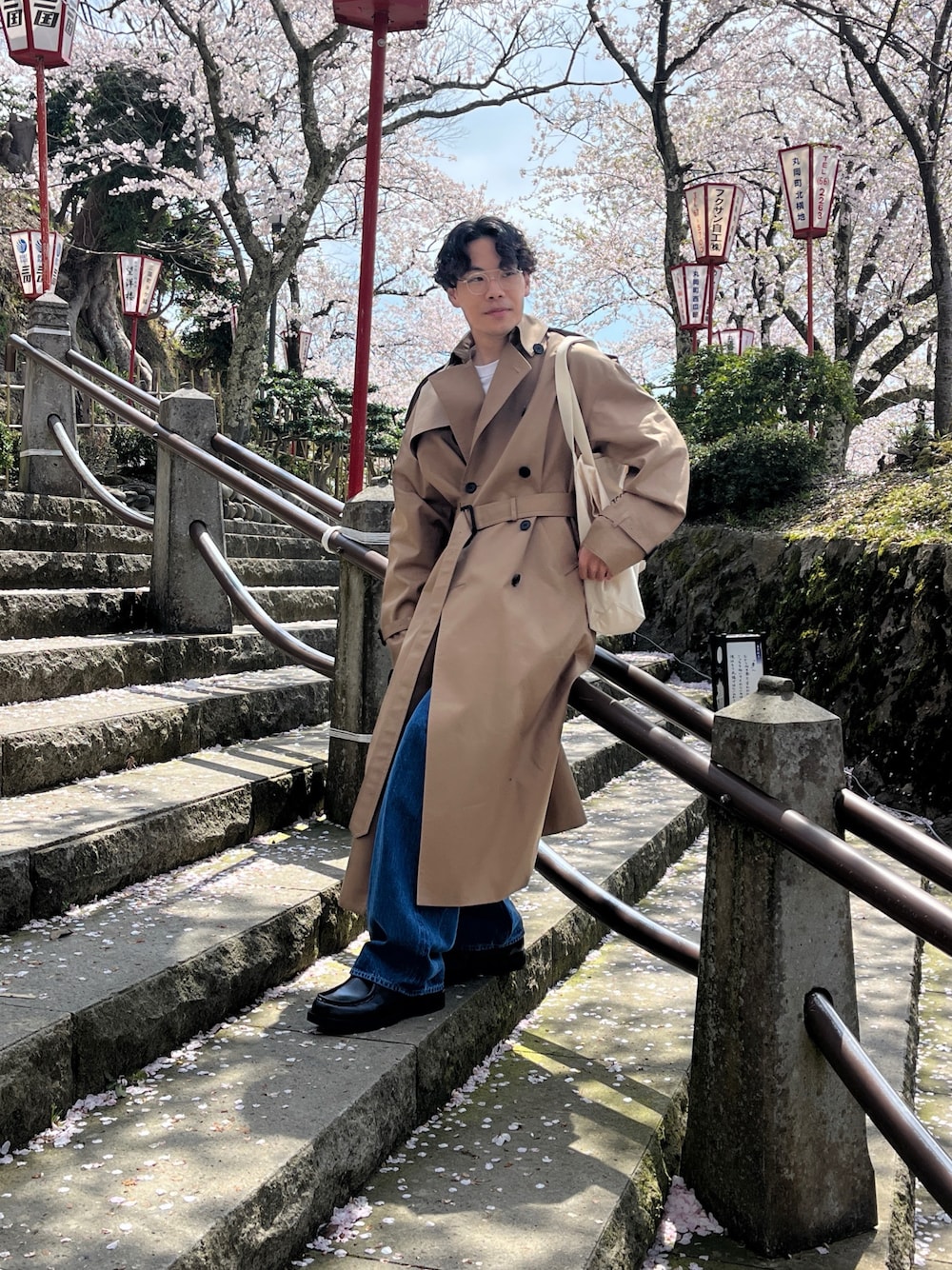 HYKEのトレンチコート（ベージュ系）を使ったメンズ人気ファッション