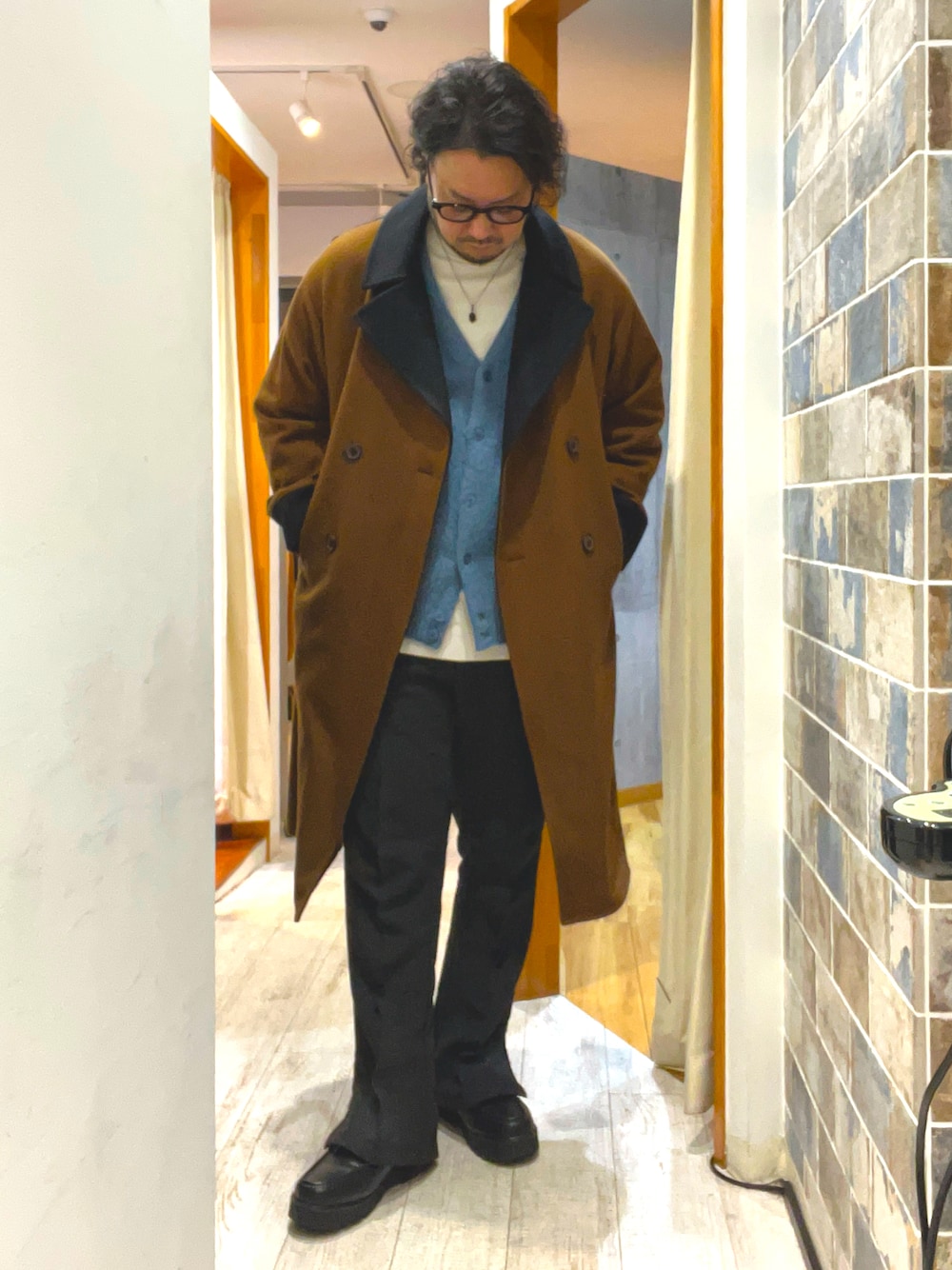 「冬コーデ、クリスマスに着たい服、マイベストコーデ2024、お出かけコーデ、オトナカジュアル、冬服、カジュアルコーデ、フレアパンツ、メガネ男子、トレンチコート、チェスターコート、カーディガン、きれいめカジュアル、大人カジュアル、きれいめコーディネート」｜「glabellaの超厚底 タンクソール チロリアンシューズ（ドレスシューズ、ブラック系）」を使った、ミナト／ちょいデブでも細く見えるコーデさん（メンズ・171cm）の冬コーディネートの1枚目の写真