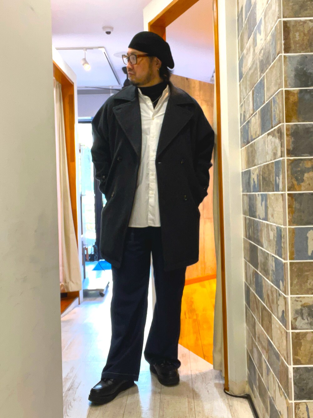 「冬コーデ、ホワイトコーデ、クリスマスに着たい服、マイベストコーデ2024、冬アウター、シンプルコーデ、ロンT、ワイドパンツ、きれいめカジュアル、キレイめ、大人カジュアル、オトナカジュアル、ベレー帽×メガネ、ベレー帽、白シャツ」｜「WETTEMPTのSTITCH EASY SLACKS /ステッチイージースラックス（スラックス、グレー系）」を使った、ミナト／ちょいデブでも細く見えるコーデさん（メンズ・171cm）の冬コーディネートの1枚目の写真