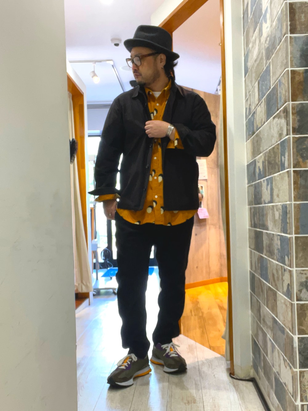 「古着MIX、秋のコーデ、カジュアルコーデ、大人コーデ、ストリートコーデ、オトナカジュアル、レイヤードスタイル、ストリート、きれいめカジュアル、おしゃ見えテクニック、コーデュロイ、ニューバランス、ハット、お出かけコーデ、大人カジュアル」｜「GramicciのGRAMICCI/グラミチ　CORDUROY NN JUST CUT PANTS コーデュロイNNパンツジャストカット GMP-21F046（その他パンツ、ブラック系）」を使った、ミナト／ちょいデブでも細く見えるコーデさん（メンズ・171cm）の秋コーディネートの1枚目の写真