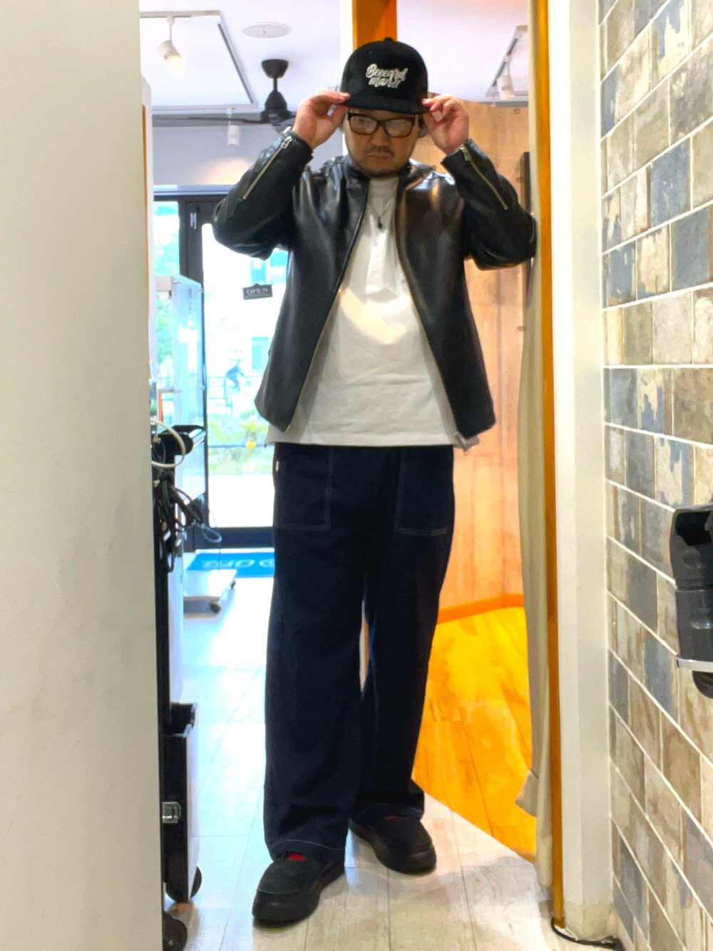 「レザー、大人コーデ、シンプルスタイル、ストリートコーデ、秋服、冬服、古着MIX、休日コーデ、キレイめ、ライダース、ワイドパンツ、アメカジ、キャップ、オトナカジュアル、レザージャケット」｜「CONVERSEのアイテム（スニーカー、ブラック系）」を使った、ミナト／ちょいデブでも細く見えるコーデさん（メンズ・171cm）の秋コーディネートの1枚目の写真