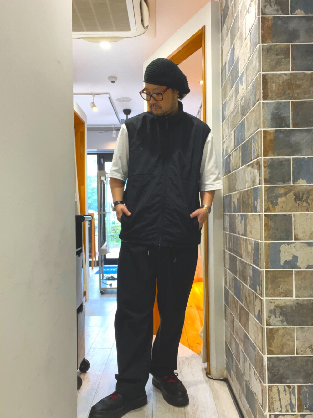 「きれいめカジュアル、フェスコーデ、夏だ！Tシャツ着よう！、さらっと晴れやかスナップ、シンプルコーデ、オトナカジュアル、メンズファッション、白Tシャツ、サングラス、カジュアルコーデ、大人コーデ、ビッグシルエット、ワイドパンツ、ベレー帽×メガネ、コンバース」｜「CONVERSEのアイテム（スニーカー、ブラック系）」を使った、ミナト／ちょいデブでも細く見えるコーデさん（メンズ・171cm）の夏コーディネートの1枚目の写真
