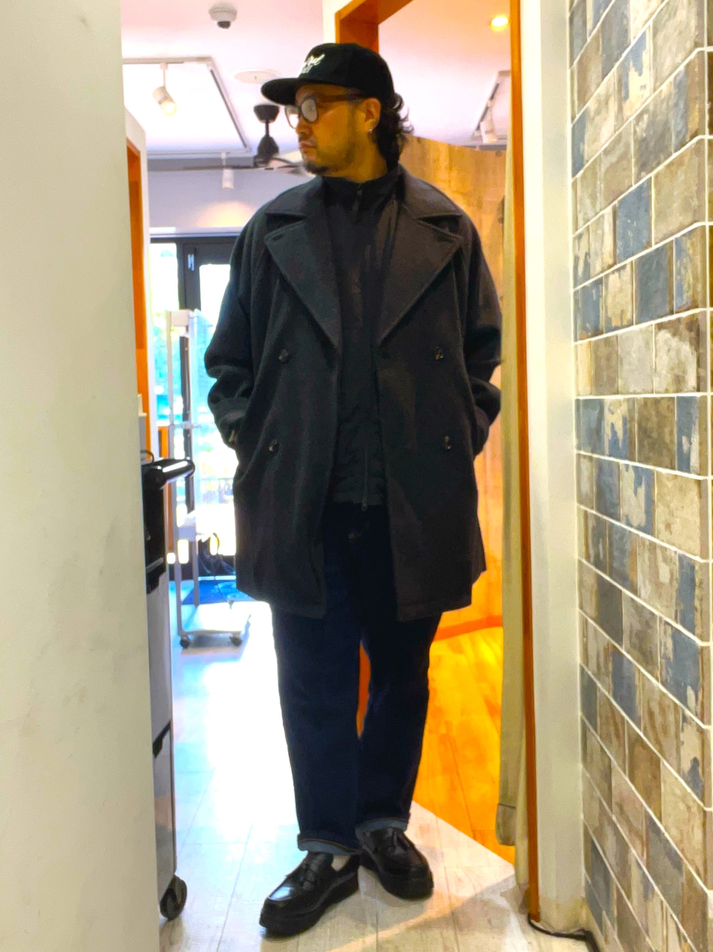 「最近のいい感じコーデ、冬アウター、秋冬コーデ、休日スタイル、サングラス、ニット、きれいめカジュアル、オトナカジュアル、大人カジュアル、キャップ、カシラ、GUCCI、アダワットゥントゥアレグ、タッセルローファー、ワークパンツ」｜「DedesのDedes / ハイソールタッセルローファー(6313)（ローファー、ブラック系）」を使った、ミナト／ちょいデブでも細く見えるコーデさん（メンズ・171cm）の冬コーディネートの1枚目の写真