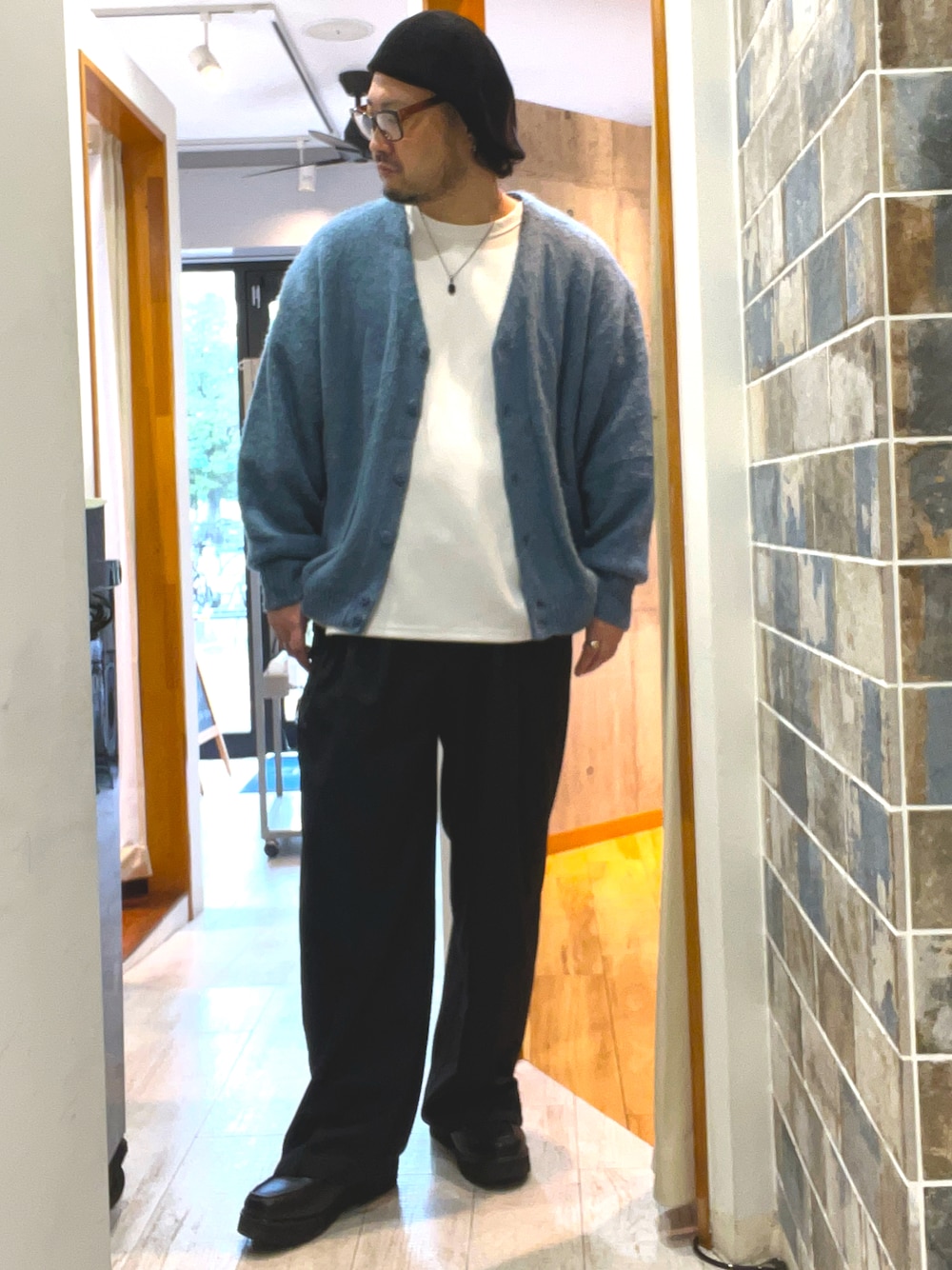 「ニット、古着MIX、シンプルスタイル、オトナカジュアル、秋服、ストリート、大人コーデ、淡色コーデ、キレイめ、タッセルローファー、ベレー帽、ベレー帽×メガネ、ワイドパンツ、モノトーンコーデ、カーディガン」｜「DedesのDedes / ハイソールタッセルローファー(6313)（ローファー、ブラック系）」を使った、ミナト／ちょいデブでも細く見えるコーデさん（メンズ・171cm）の秋コーディネートの1枚目の写真