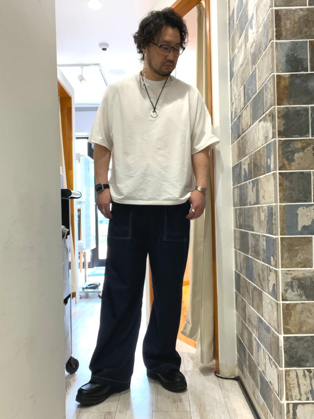 「お出かけコーデ、シンプルスタイル、夏コーデ、休日スタイル、メンズコーデ、革靴、ワイドデニム、リラックススタイル、キレイめコーデ、シンプル、今日のコーデ、白Tシャツ、ワイドパンツ、大人カジュアル、大人コーデ」｜「DedesのDedes / ハイソールタッセルローファー(6313)（ローファー、ブラック系）」を使った、ミナト／ちょいデブでも細く見えるコーデさん（メンズ・171cm）の夏コーディネートの1枚目の写真
