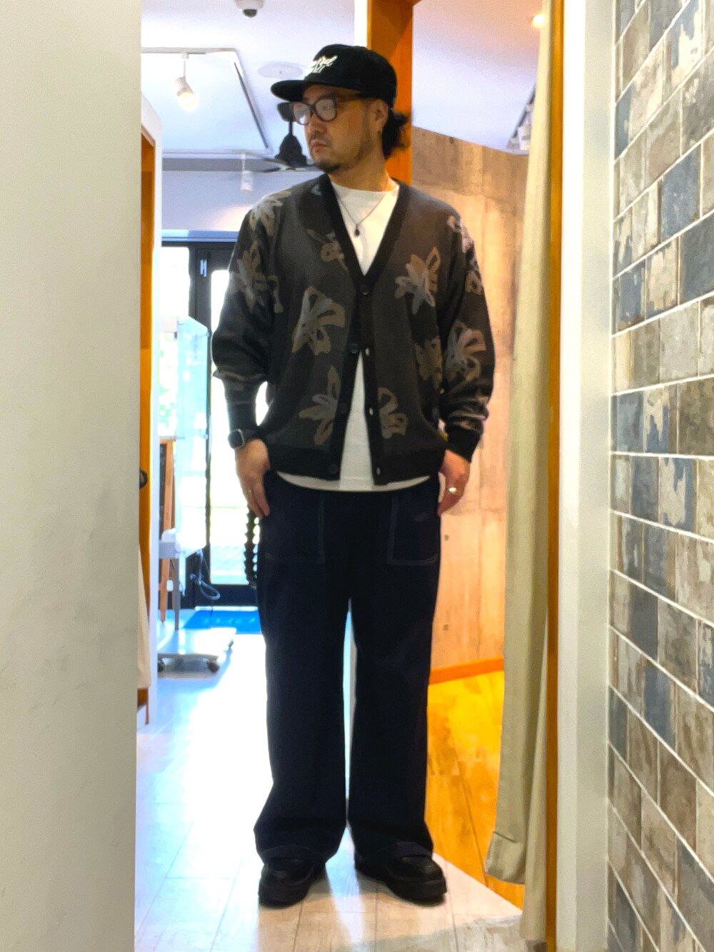 「ニット、レザー、古着MIX、秋服、キレイめ、革靴、ストリートコーデ、デニムパンツ、いいね、save、フォローお願いします🤑、着回しコーデ、ワイドパンツ、キャップ、オトナカジュアル、カーディガン、アメカジ」｜「WETTEMPTのDIAL MOCCASIN SHOES / ダイヤルモカシンシューズ（モカシン/デッキシューズ、ブラック系）」を使った、ミナト／ちょいデブでも細く見えるコーデさん（メンズ・171cm）の秋コーディネートの1枚目の写真