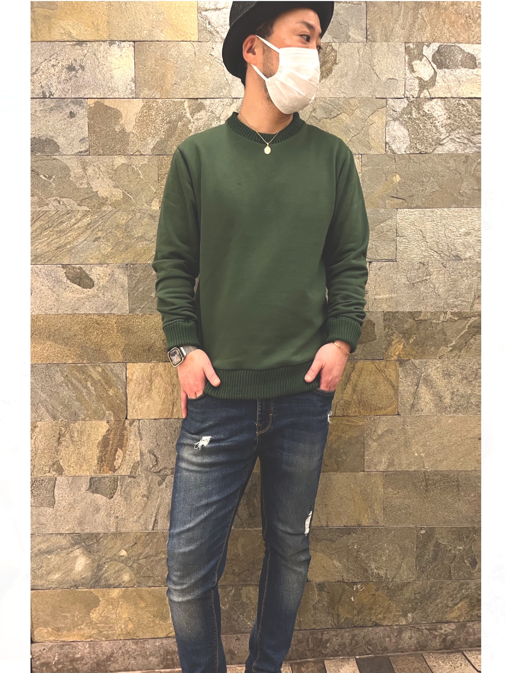 「春服デビュー宣言、カジュアル、春服、メンズコーデ、ストリート、はるコーデ、大人カジュアル、爽やかコーデ、大人コーデ、スウェット、グリーンコーデ、グリーン、デニムパンツ、デニム、着痩せコーデ」｜「ZARAのアイテム（デニムパンツ、ブルー系）」を使った、ミナト／ちょいデブでも細く見えるコーデさん（メンズ・171cm）の春コーディネートの1枚目の写真
