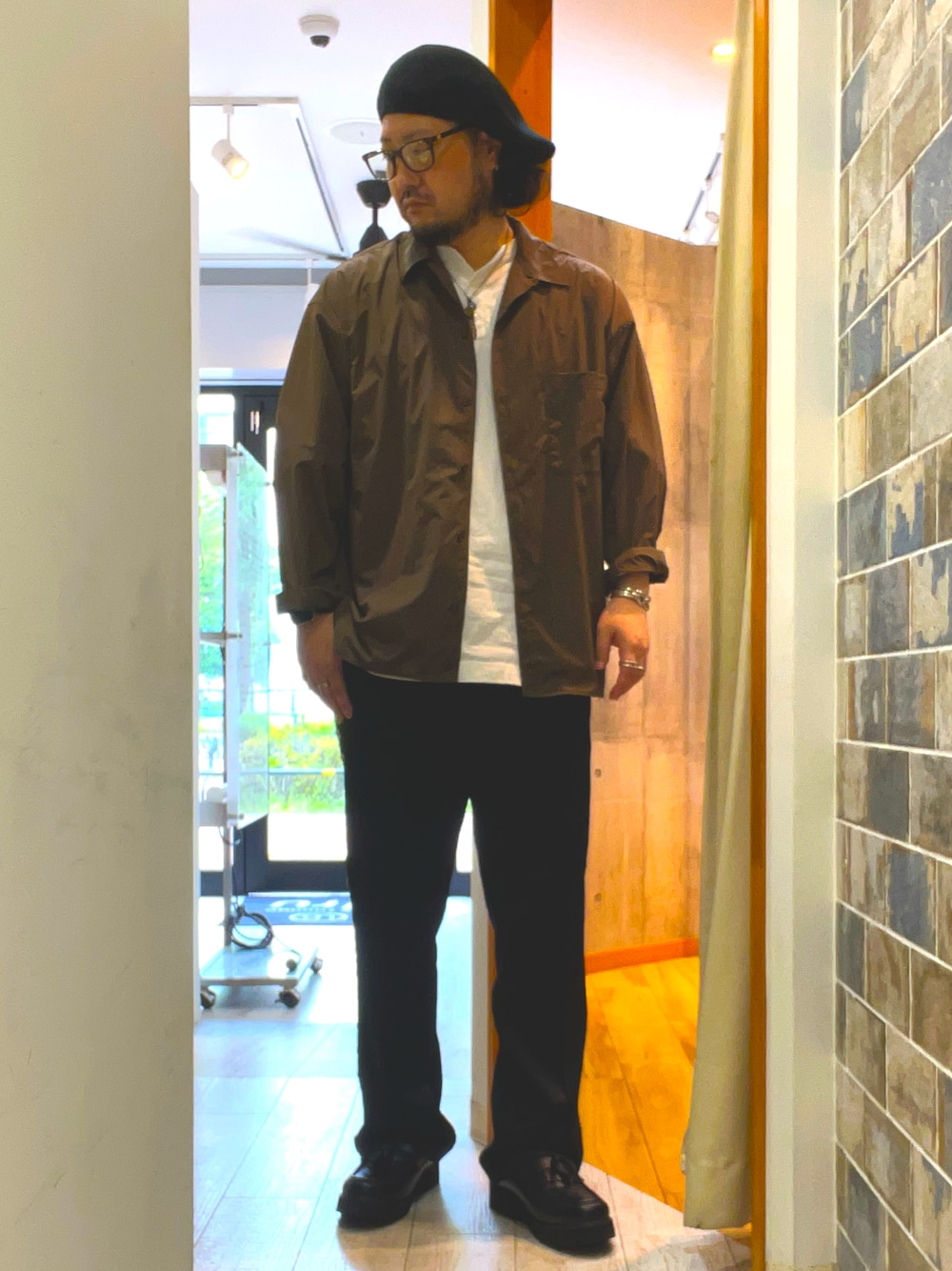 「柄シャツ、レイヤードスタイル、白Tシャツ、シンプルスタイル、ジャージ、シャツ好き集まれ、40代ファッション、大人カジュアルコーデ、メガネ男子、ベレー帽、ベレー帽×メガネ、大人カジュアル、オトナカジュアル、アメカジ、大人アメカジ」｜「スワングアムのアイテム（スウェットパンツ、ブラック系）」を使った、ミナト／ちょいデブでも細く見えるコーデさん（メンズ・171cm）の夏コーディネートの1枚目の写真