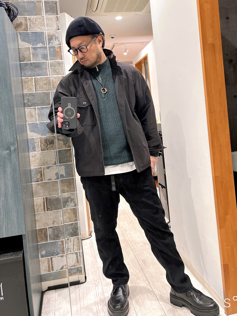 「ファッションを楽しもう、秋冬コーデ、大人カジュアル、シンプル、きれいめカジュアル、ストリート、グラミチ、ベレー帽、ハンチング、ニットコーデ、ドライバーズニット、オトナカジュアル、キレイめカジュアル、ブーツ、秋服コーデ」｜「glabellaのglabella/グラベラ 厚底タンクソール デッキシューズ（モカシン/デッキシューズ、ブラック系）」を使った、ミナト／ちょいデブでも細く見えるコーデさん（メンズ・171cm）の秋コーディネートの1枚目の写真