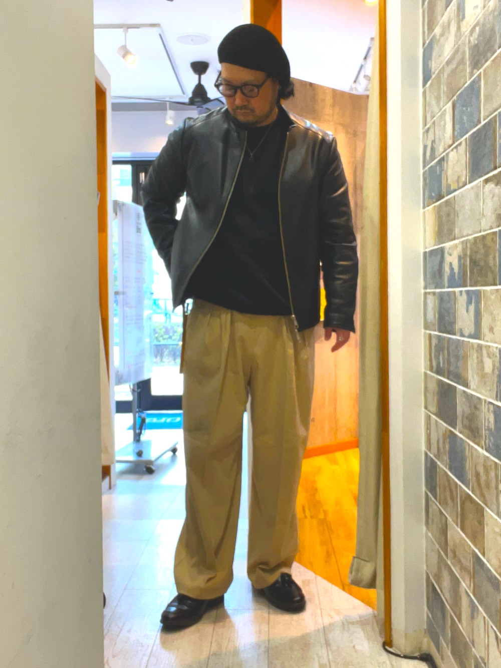 「春めき満開コーデ、春色、メンズファッション、大人コーデ、春アウター、メガネ男子、ストリートコーデ、ニット帽、オトナカジュアル、大人カジュアル、大人アメカジ、アメカジ、レザージャケット、ベレー帽×メガネ、ベレー帽」｜「SHIPSのSHIPS: ラムレザー シングル ライダース ジャケット（ライダースジャケット、ブラック系）」を使った、ミナト／ちょいデブでも細く見えるコーデさん（メンズ・171cm）の春コーディネートの1枚目の写真