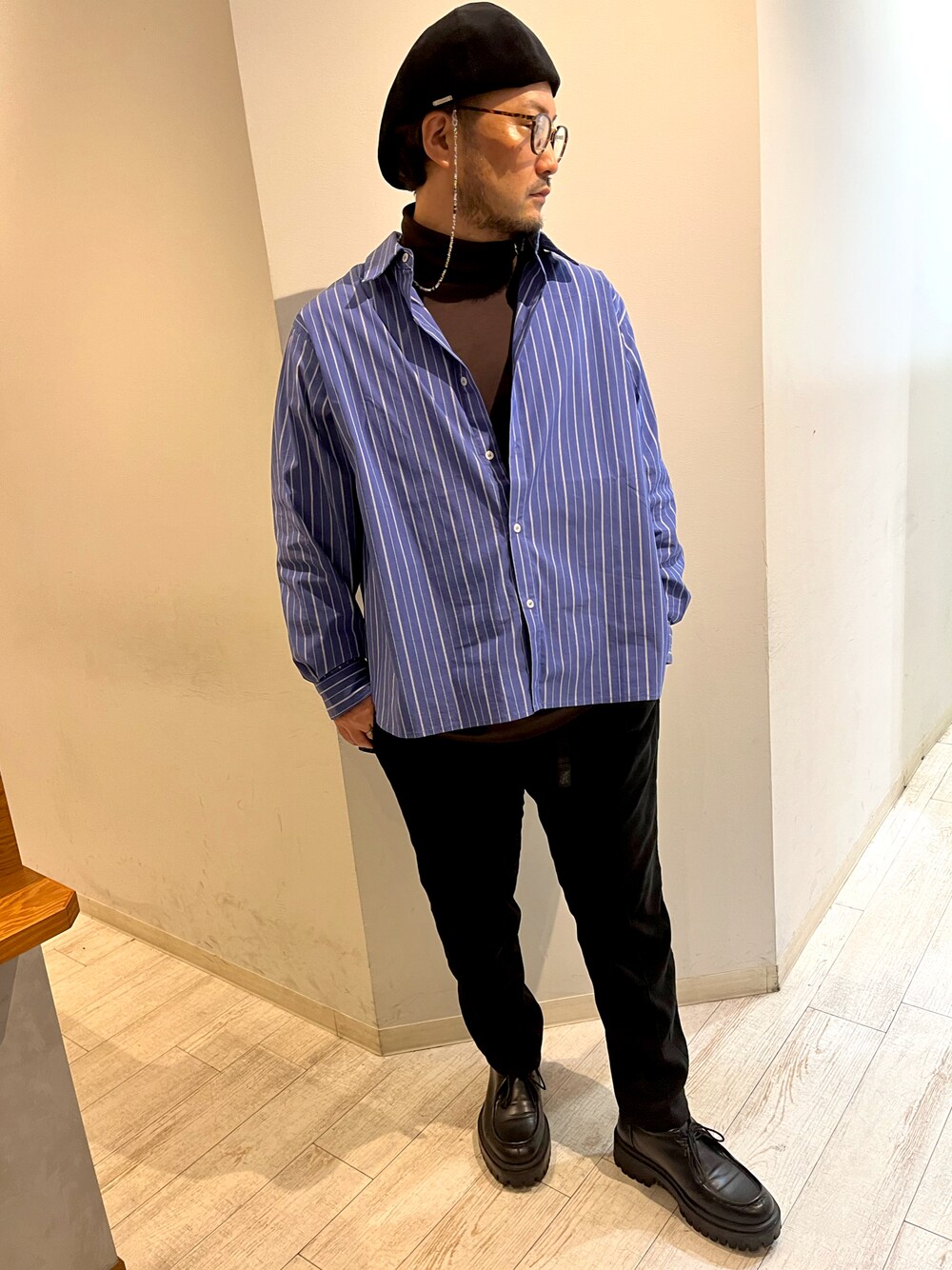 「ファッションを楽しもう、シンプルスタイル、大人コーデ、秋コーデ、シンプル、休日スタイル、秋冬コーデ、ブーツ、タートルネック、厚底シューズ、オトナカジュアル、ローファー、メガネ男子、大人カジュアル、きれいめカジュアル」｜「glabellaのglabella/グラベラ 厚底タンクソール デッキシューズ（モカシン/デッキシューズ、ブラック系）」を使った、ミナト／ちょいデブでも細く見えるコーデさん（メンズ・171cm）の秋コーディネートの1枚目の写真