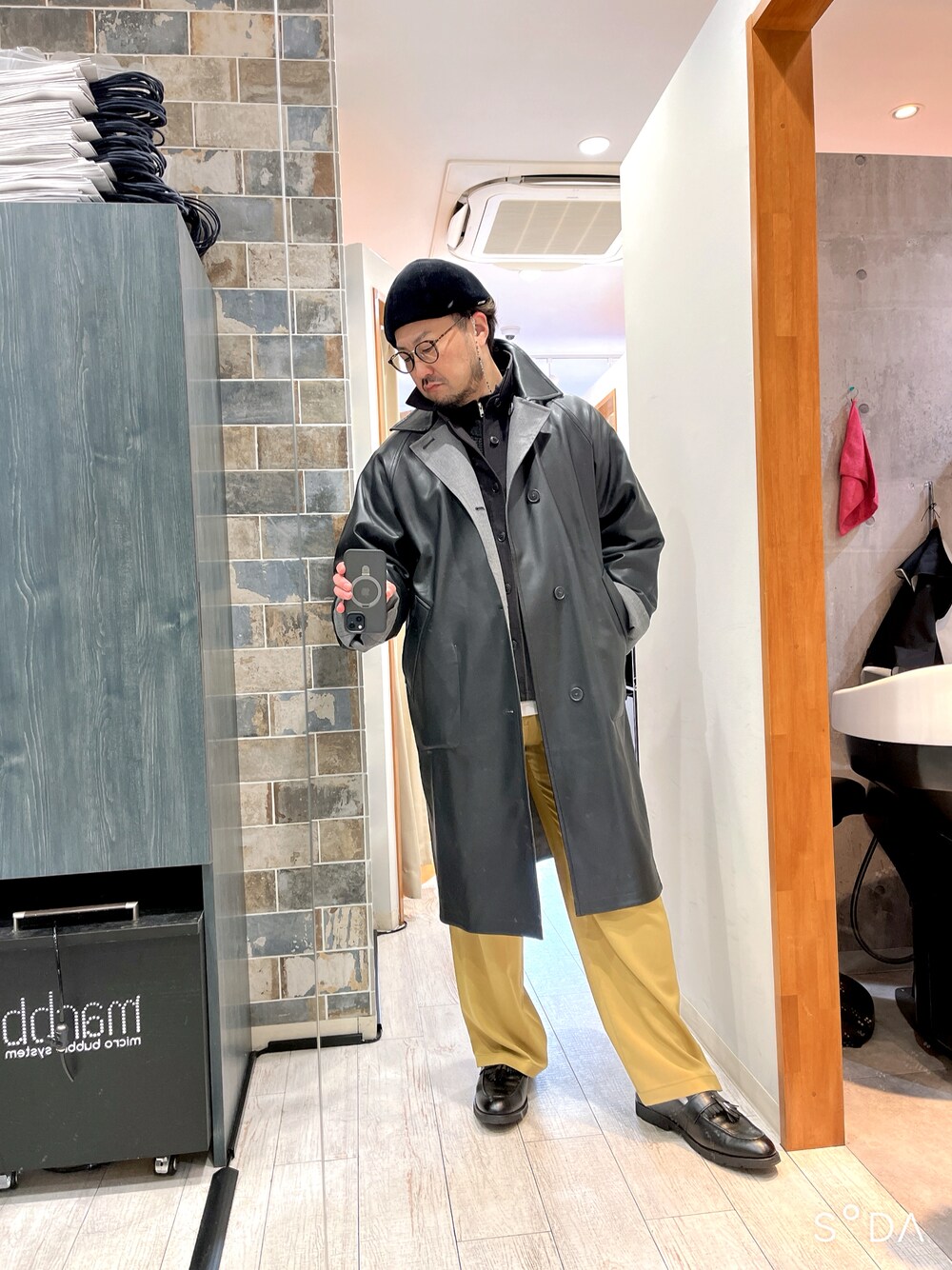「秋冬コーデ、休日コーデ、冬コーデ、ビッグシルエット、大人コーデ、カジュアルコーデ、お出かけコーデ、ゆるコーデ、ブラック、オトナカジュアル、モノトーン、レザーコーデ、レザージャケット、ワイドスラックス、ベレー帽」｜「UNITED ARROWSの＜UNITED ARROWS＞ ESP レザー タッセル ローファー 1（ローファー、ブラック系）」を使った、ミナト／ちょいデブでも細く見えるコーデさん（メンズ・171cm）の冬コーディネートの1枚目の写真