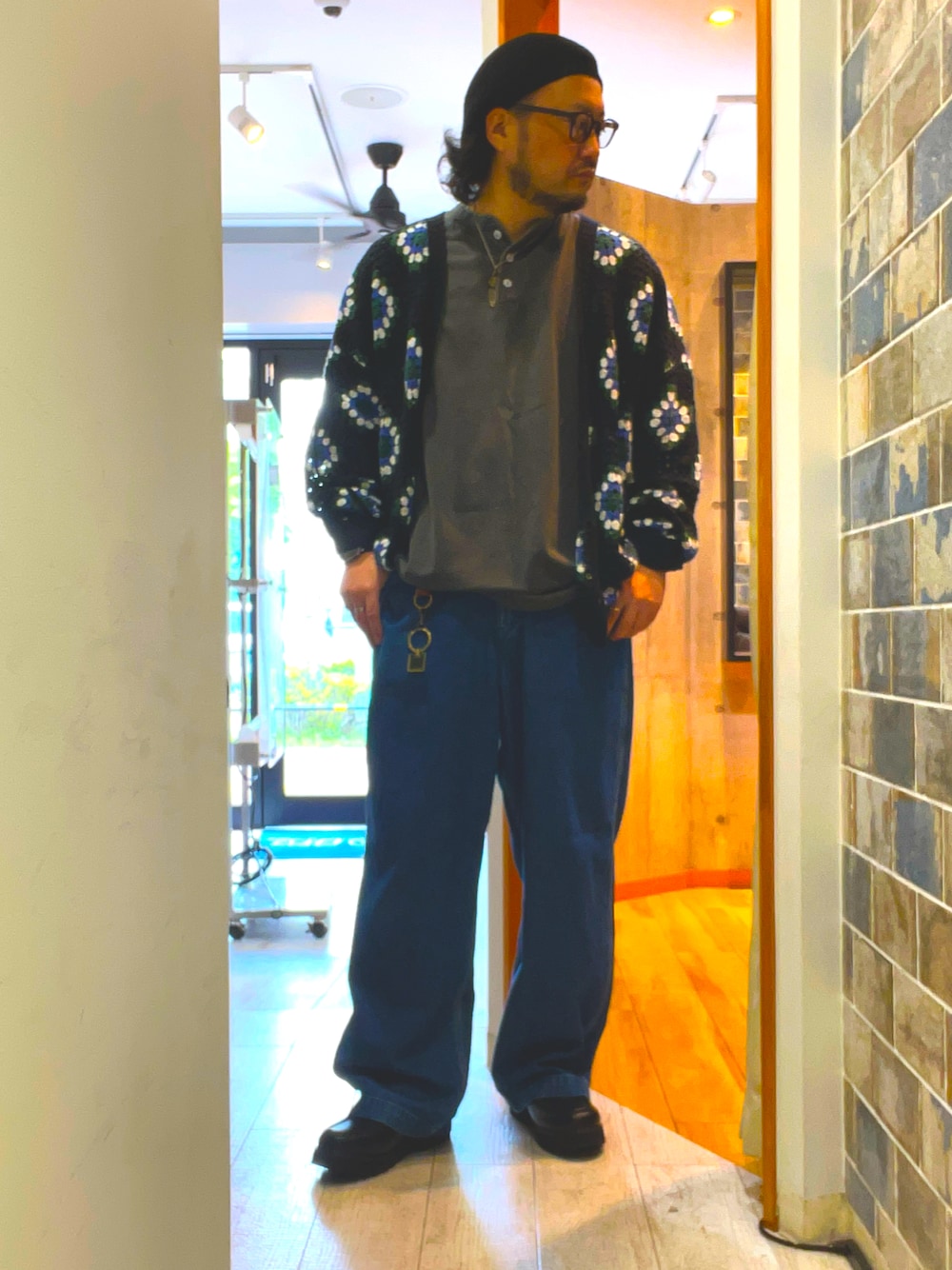 「やっぱり帽子が好き、アメカジ、柄シャツ、ワイドパンツ、黒Tシャツ、デニム、カジュアル、夏コーデ、Tシャツコーデ、デニムコーデ、デニムパンツ、ビックマック、ベレー帽、ベレー帽×メガネ、大人カジュアル」｜「BALLYのGYLES（ローファー、ブラック系）」を使った、ミナト／ちょいデブでも細く見えるコーデさん（メンズ・171cm）の春コーディネートの1枚目の写真