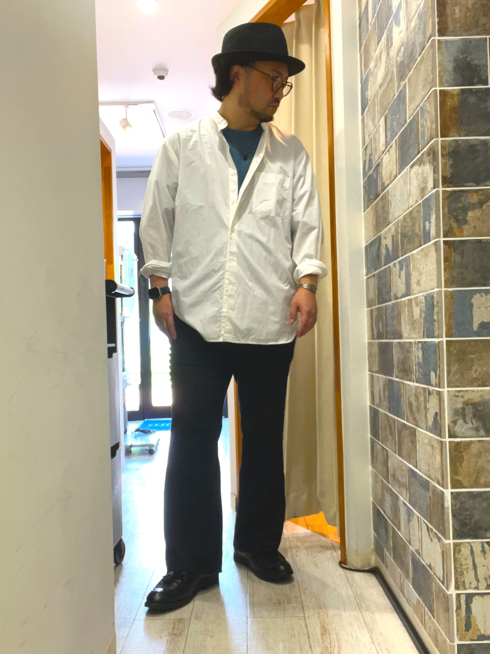 「秋っぽコーデ更新中、秋服コーデ、オトナカジュアル、メンズファッション、きれいめカジュアル、フレアパンツ、シロシャツ、白シャツ、大人カジュアル、メガネ男子、ハット、大人コーデ、シャツスタイル、黒パンツ、帽子×メガネ」｜「UNITED ARROWSの＜UNITED ARROWS＞ ESP レザー タッセル ローファー 1（ローファー、ブラック系）」を使った、ミナト／ちょいデブでも細く見えるコーデさん（メンズ・171cm）の秋コーディネートの1枚目の写真