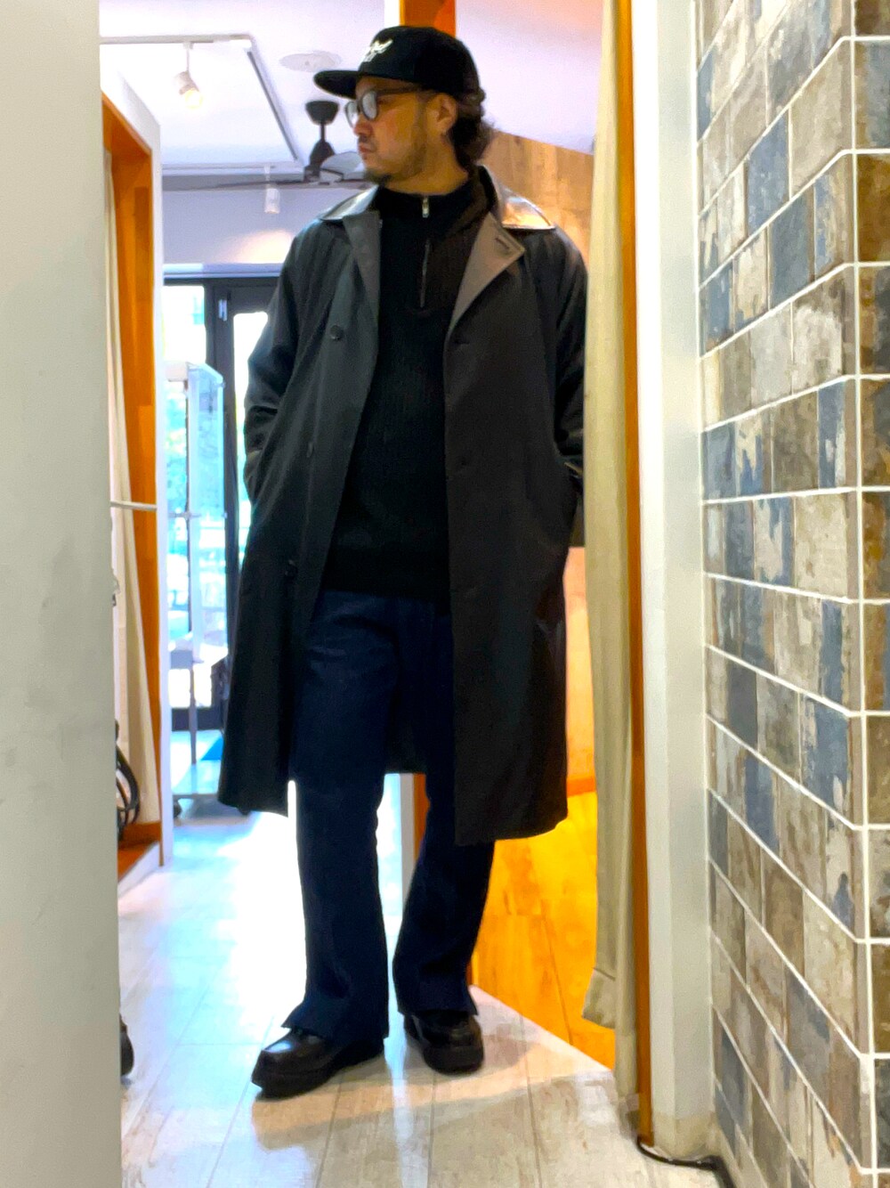 「クリスマスに着たい服、秋冬コーデ、休日スタイル、冬アウター、モノトーンコーデ、メガネ男子、レザージャケット、レザーコート、きれいめカジュアル、キレイめ、大人カジュアル、大人コーデ、キャップ、フレアパンツ、ニット」｜「DedesのDedes / ハイソールタッセルローファー(6313)（ローファー、ブラック系）」を使った、ミナト／ちょいデブでも細く見えるコーデさん（メンズ・171cm）の冬コーディネートの1枚目の写真