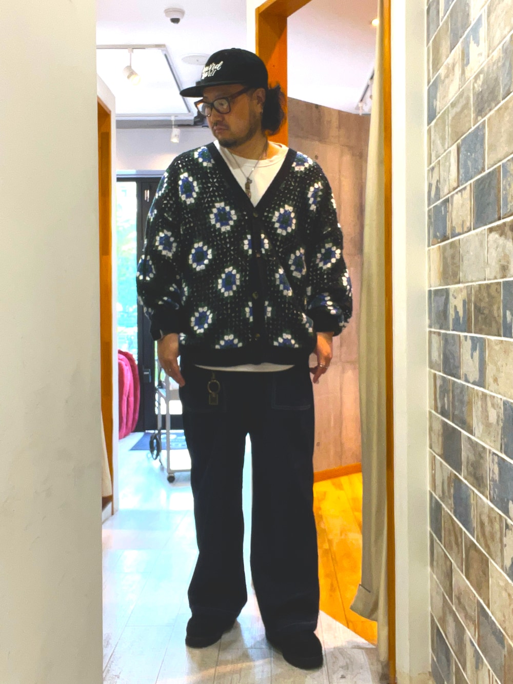 「やっぱり帽子が好き、柄シャツ、サングラス、レイヤードスタイル、ワイドパンツ、夏だ！Tシャツ着よう！、初夏コーデ、Tシャツ、休日コーデ、アメカジコーデ、大人カジュアル、メガネ男子、オトナカジュアル、大人コーデ、きれいめカジュアル」｜「WETTEMPTのDIAL MOCCASIN SHOES / ダイヤルモカシンシューズ（モカシン/デッキシューズ、ブラック系）」を使った、ミナト／ちょいデブでも細く見えるコーデさん（メンズ・171cm）の春コーディネートの1枚目の写真