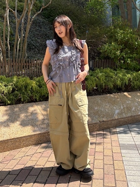 「w closet（ダブルクローゼット）の【6色展開/無地・チェック柄】フリフリノースリブラウス（シャツ/ブラウス、ブラック系）」を使った、みうさん（レディース・152cm）の春コーディネート