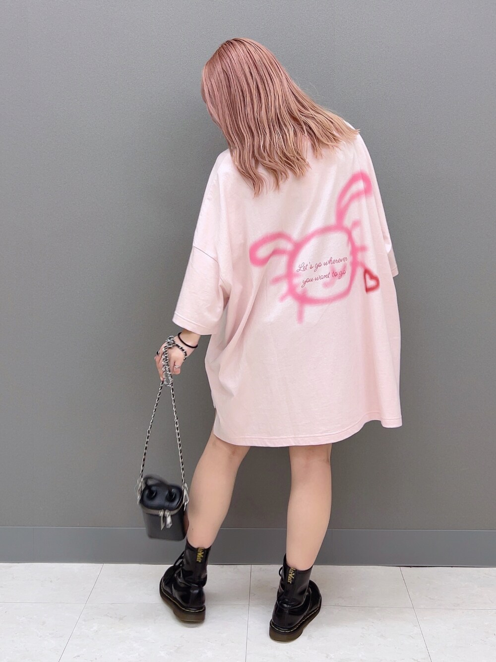 「このスタイルがお気に入り、おでかけコーデ、カジュアル、ビッグシルエット、おしゃれさんと繋がりたい、Tシャツ」｜「Alley by w closetの【Alley】スプレープリントTシャツ（Tシャツ/カットソー、ピンク系）」を使った、みうさん（骨格ストレート・レディース・152cm）の夏コーディネートの1枚目の写真