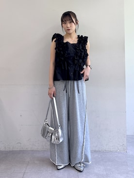 「w closet（ダブルクローゼット）の【6色展開/無地・チェック柄】フリフリノースリブラウス（シャツ/ブラウス、ブラック系）」を使った、みうさん（レディース・152cm）の春コーディネート