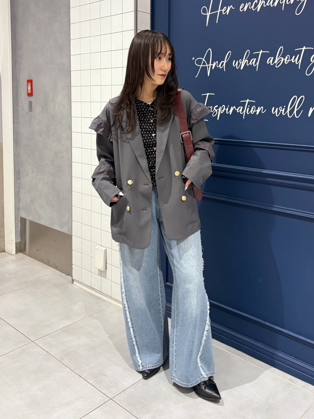 ブラック系のTシャツ/カットソー、グレー系のテーラードジャケット、ブルー系のデニムパンツを着用したレディースの春コーディネートの1枚目の写真