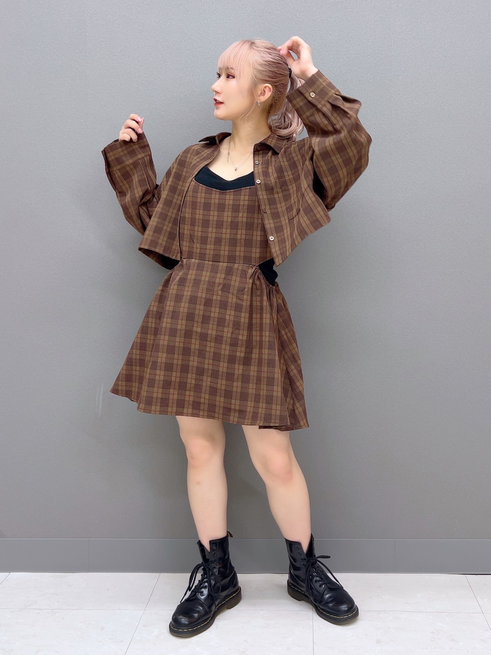 「初秋コーデ、お洒落さんとつながりたい、秋のコーデ、低身長コーデ、カジュアル、セットアップ、チェック柄、チュニック、シャツスタイル、WEARyouthコーデ、着回しコーデ、ブラウン、ドクターマーチン」｜「w closetの【カップ付き】バッククロスキャミソール（キャミソール、ブラック系）」を使った、みうさん（骨格ストレート・レディース・152cm）の夏コーディネートの1枚目の写真
