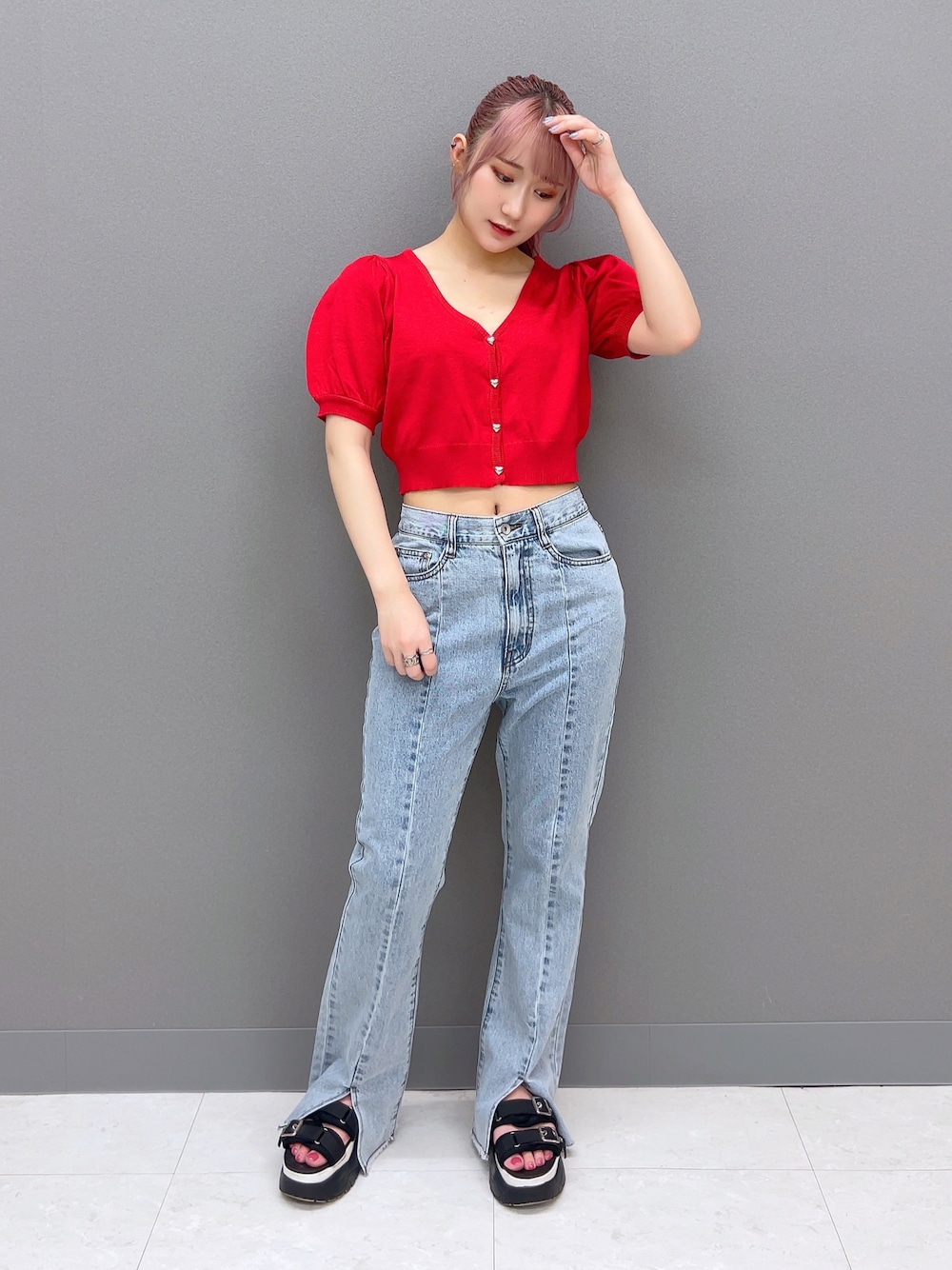 「夏コーデ、カジュアルコーデ、シンプル、パンツスタイル、低身長コーデ、おしゃれさんと繋がりたい、このスタイルがお気に入り、カーディガン、デニム、デニムパンツ、デート、骨格ウェーブ、いいね、save、フォローお願いします🤑」｜「w closetの【サイズ展開あり】フロントスリットフレアデニムパンツ（デニムパンツ、ブルー系）」を使った、みうさん（骨格ストレート・レディース・152cm）の夏コーディネートの1枚目の写真