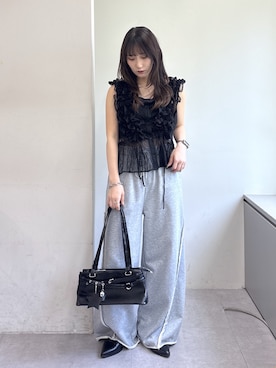 「w closet（ダブルクローゼット）の【レース素材が新登場！無地/チェック柄】フリフリノースリブラウス（Shirts、ブラック系）」を使った、みうさん（レディース・152cm）の夏コーディネート